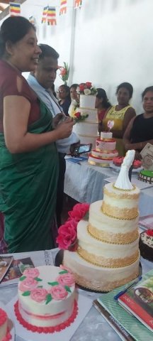 Certificates are awarded to cake production training course winners (2023-10-16)